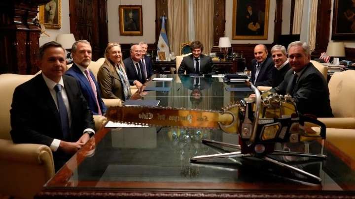 Primera reunión económica post derrota: Milei y Caputo recibieron al presidente del BID
