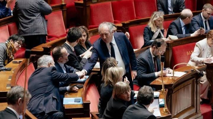 Decae el gobierno francés liderado por Bayrou tras perder la moción de confianza