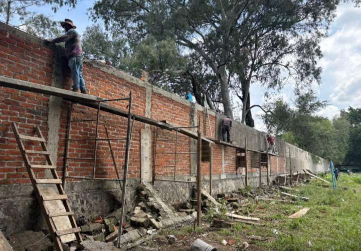 Un 60 por ciento de avance en la construcción de muro perimetral en la primaria “Justo Sierra”