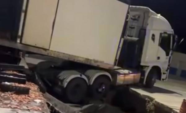 Un camión quedó atrapado luego de que cediera el muelle