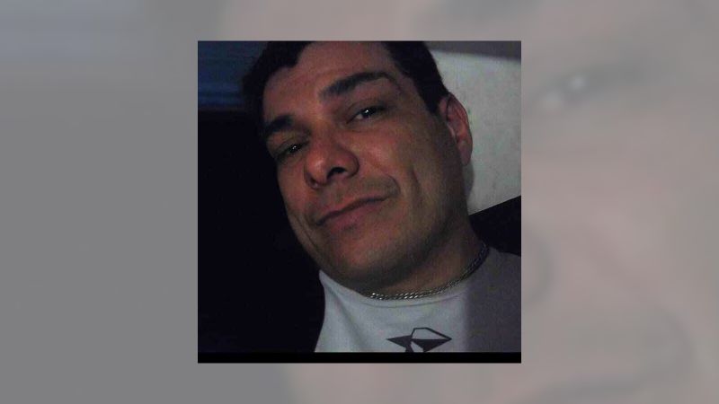 Un niño de 3 años fue hallado solo en la calle y nunca conoció su origen. 48 años después, su hijo quiere develar el misterio