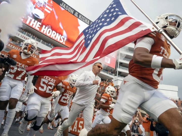 U.S. lawmakers debate regulations on NIL deals in college sports