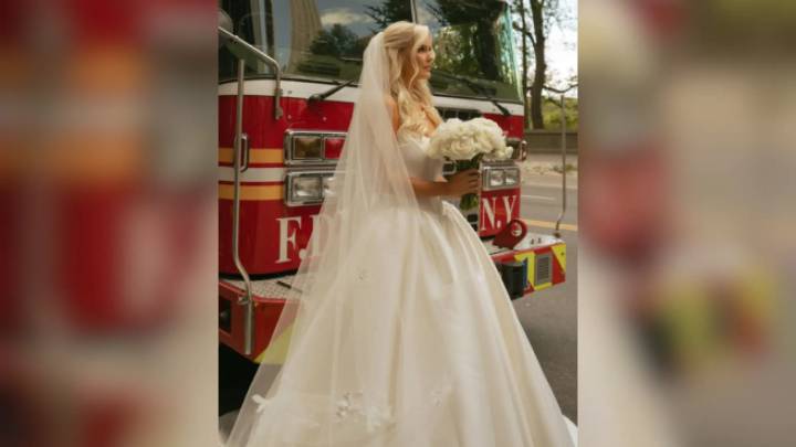 El emotivo homenaje de unos bomberos a la hija de su compañero muerto el 11S