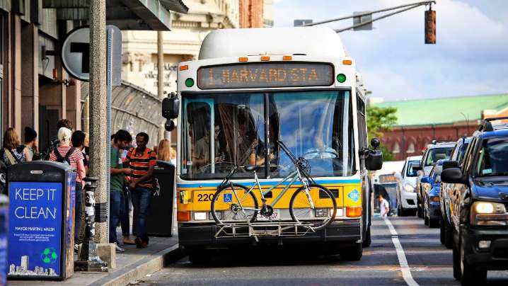 Indignación en Boston: Sexagenaria fue lanzada de un autobús y el VIDEO se hizo viral