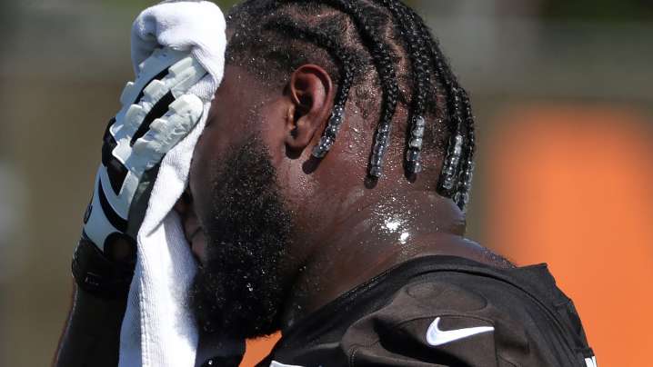 Browns starting offensive tackle leaves game vs Packers