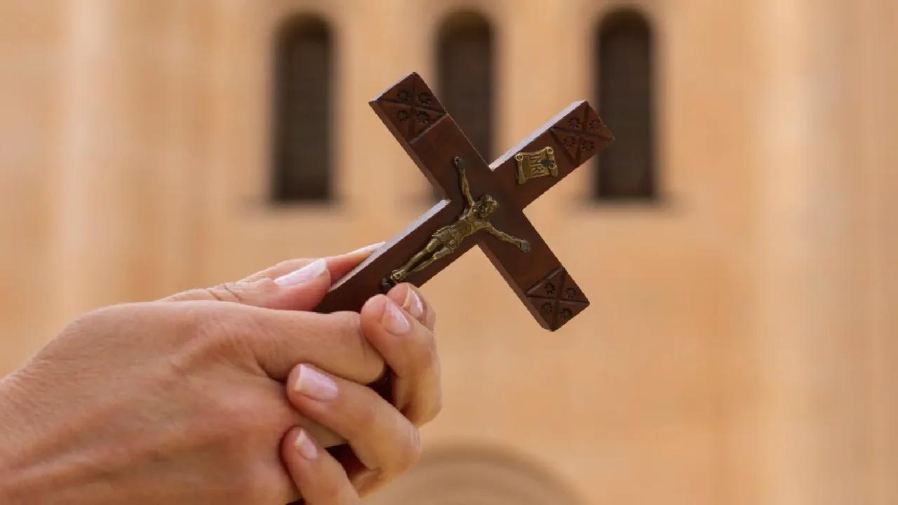 Hombre estaba rezando cuando sacó un arma y amenazó a un sacerdote durante misa en Bogotá