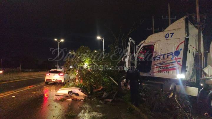 Tráiler de doble pipa derriba postes y causa caos en la carretera Umán