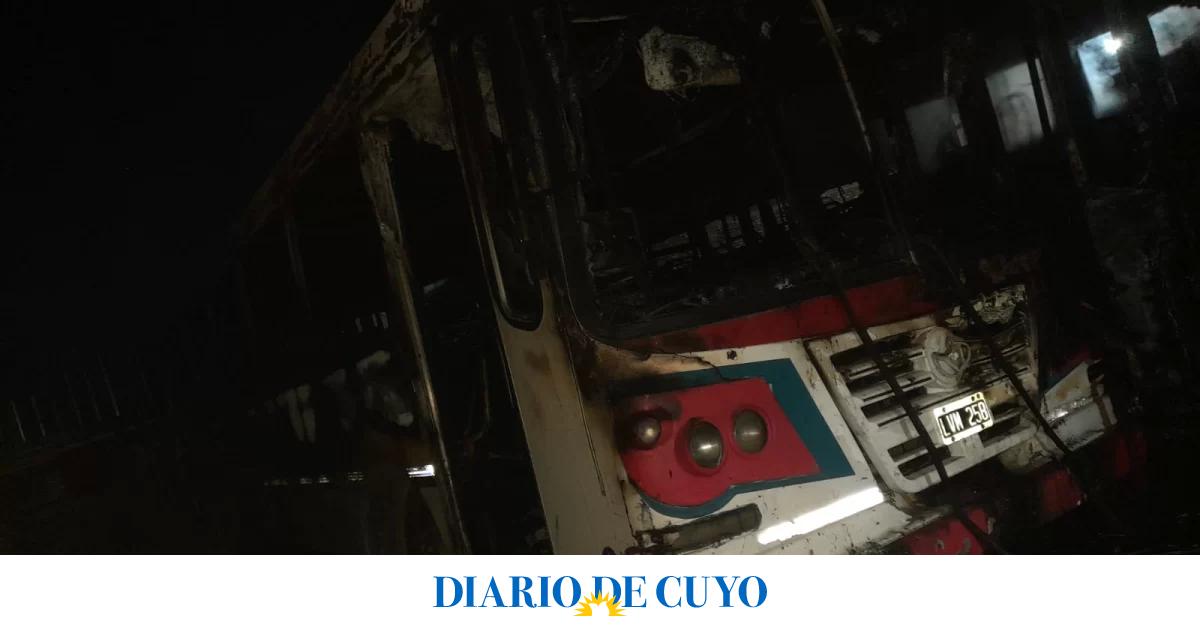 Voraz incendio arrasó con una flota de colectivos en Pocito: no hubo heridos pero las pérdidas son totales