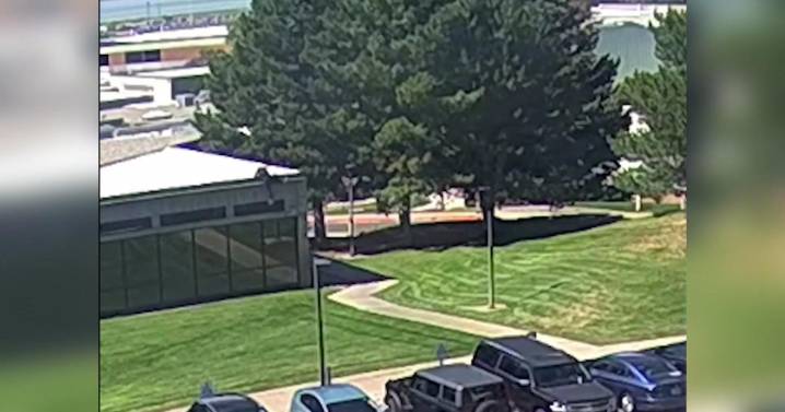 El FBI difunde el vídeo del sospechoso de disparar a Charlie Kirk y mantiene activa su búsqueda