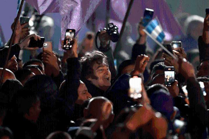 Caos, violencia y piedras contra Milei en el acto de Moreno