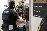 Agente de inmigración fue relevado de sus funciones al empujar al piso a una señora ecuatoriana en un Juzgado