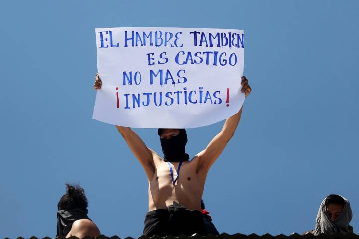 Reos en Bolivia protestan desde el techo de la cárcel por pensión alimenticia
