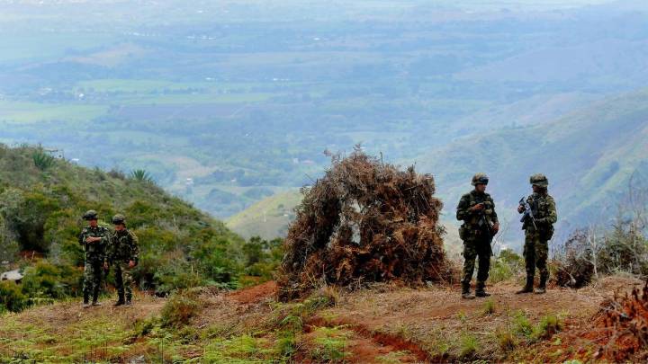 "Grave agresión contra la vida e integridad de nuestros soldados": Ejército colombiano reporta violento ataque del que fueron víctimas dos militares durante operación antinarcóticos