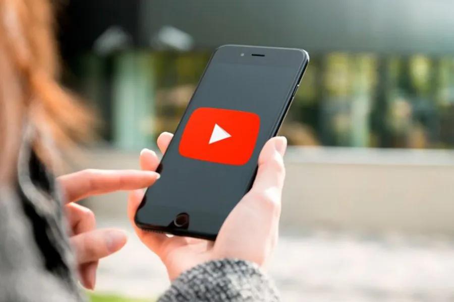 Una docente fue presa por tener material pedófilo en su celular, pero era su nieta que se grababa bailando