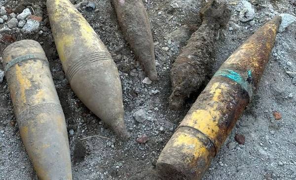 Remodelaba la casa de su padre y encontró armamento bélico enterrado en el jardín