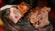 Este pueblo ofrece el mejor asado con cuero de Argentina: dónde queda y cómo vivir esta experiencia