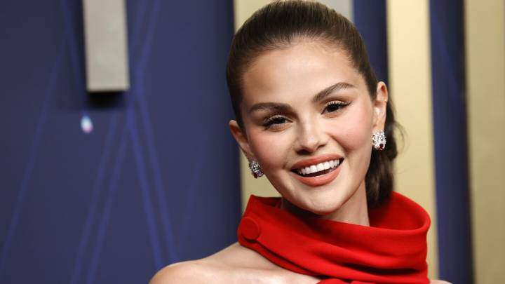 Selena Gomez impacta los Premios Emmys 2025 con un elegante vestido rojo que arrasará este 2025