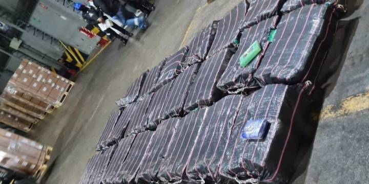 Policía de Ecuador incauta 300 bloques de cocaína en el puerto de Guayaquil que serían enviados a México