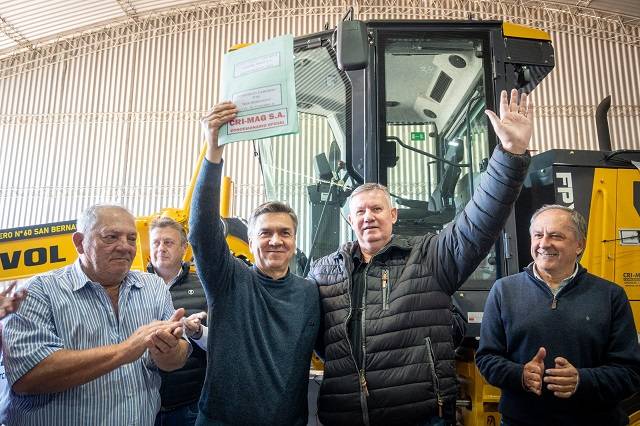 CHACO: San Bernardo: El Gobernador Zdero Entregó Una Maquinaria Para El Consorcio Caminero N°60