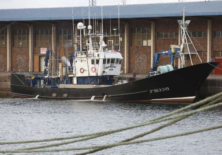 Un pesquero vasco, obligado a amarrar en Gijón: «Tenemos un motín a bordo, estamos encerrados en el puente de mando»