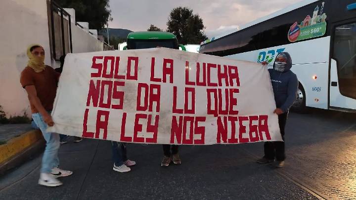 Alumnos del Mexe bloquean Central de Autobuses de Pachuca