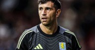 Problemas para Dibu Martínez: Manchester United llevó a otro arquero y lo marginaron en Aston Villa