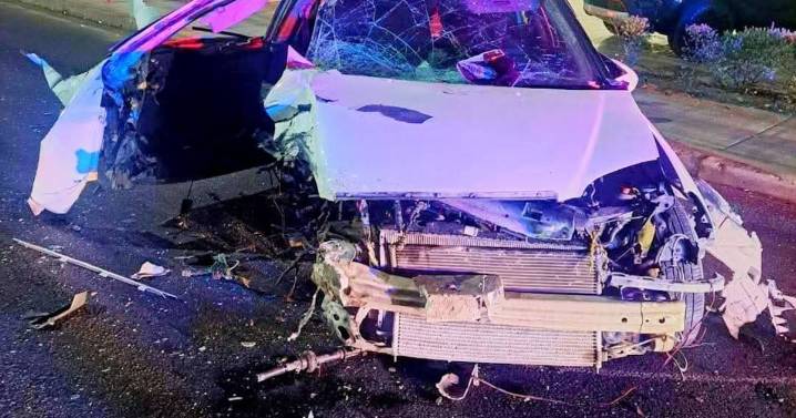 Conductor se estrella contra agencia automotriz