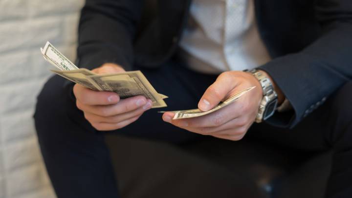 Obligan a un hombre a devolver al SEPE más de 5.000 euros por hacer un viaje al extranjero