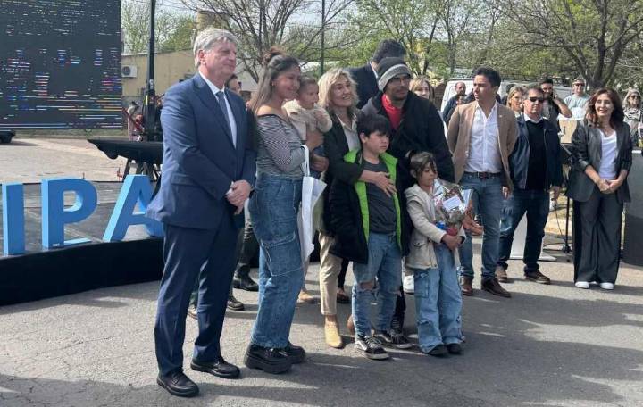 Ziliotto entregó 108 casas en Pico, pidió el traspaso del Procrear y resaltó la “crueldad” del Gobierno de Milei