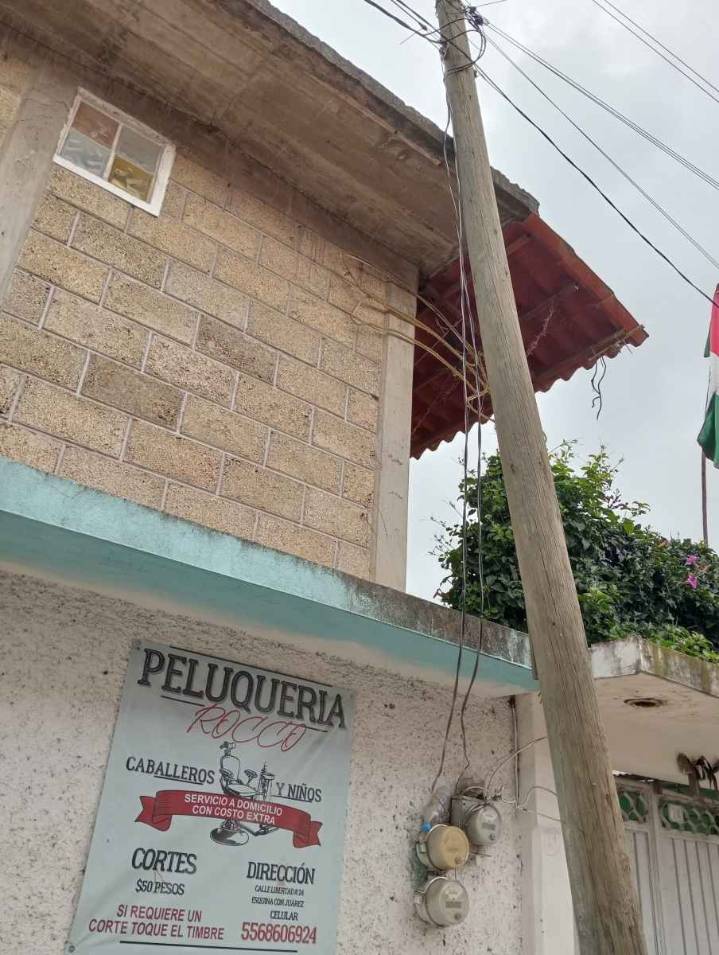 TELMEX NO ACUDE A AMECAMECA A RETIRAR POSTE DAÑADO EN CALLE RECIÉN INAUGURADA