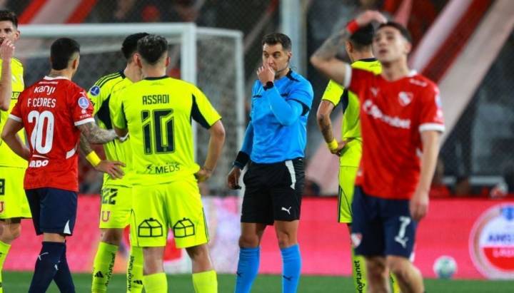"Volvió a mostrar su peor cara": la reacción de la prensa argentina por fallo de Conmebol hacia Universidad de Chile