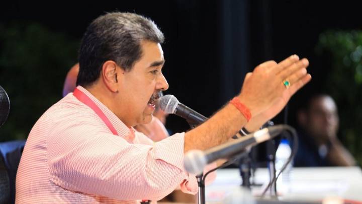 El PSUV debe prepararse y adaptarse para pasar a la lucha armada si Venezuela es agredida por EE.UU., instruyó el presidente Maduro