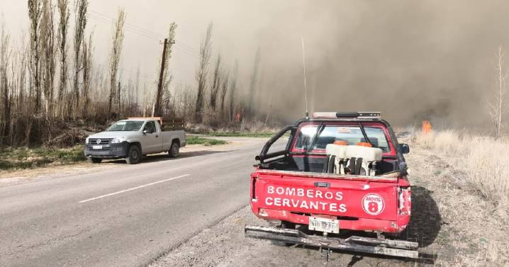 Incendio en la Ruta Provincial 65: bomberos de Cervantes trabajan en el lugar