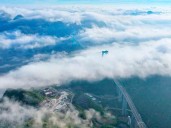 China inaugura el puente más alto del mundo; une un cañón en solo dos minutos