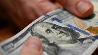 El dólar mayorista se hunde hasta los $1350
