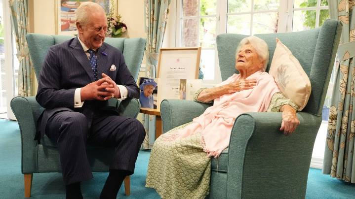 El rey Carlos III visita a Ethel Catherham, la mujer más longeva del mundo