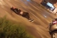 Un hombre acusado de robarle a una mujer fue atado y arrastrado por vecinos en una camioneta