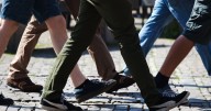 Caminar después de los 50 es clave, pero los especialistas recomiendan sumar este ejercicio
