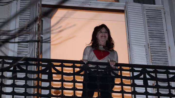 Cristina Kirchner salió a festejar al balcón tras la victoria de Fuerza Patria