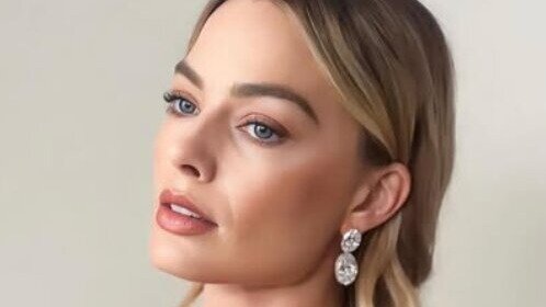 Margot Robbie se despide de Barbie con un impactante vestido transparente de Armani