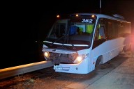 Despistó un minibús con 24 ocupantes sobre Autovía Artigas, a la altura de Ubajay