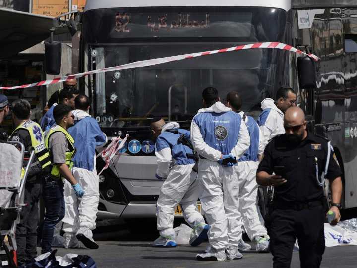 Ataque terrorista en Jerusalén: hay seis muertos por un tiroteo en una parada de micros