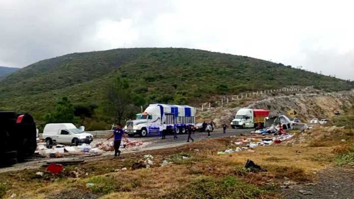 Choque en la carretera Cuacnopalan-Oaxaca deja al menos 10 heridos