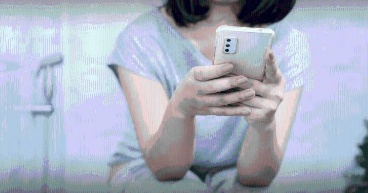 ¡No lo hagas! Científicos de Harvard advierten sobre los peligros de usar el celular en el baño