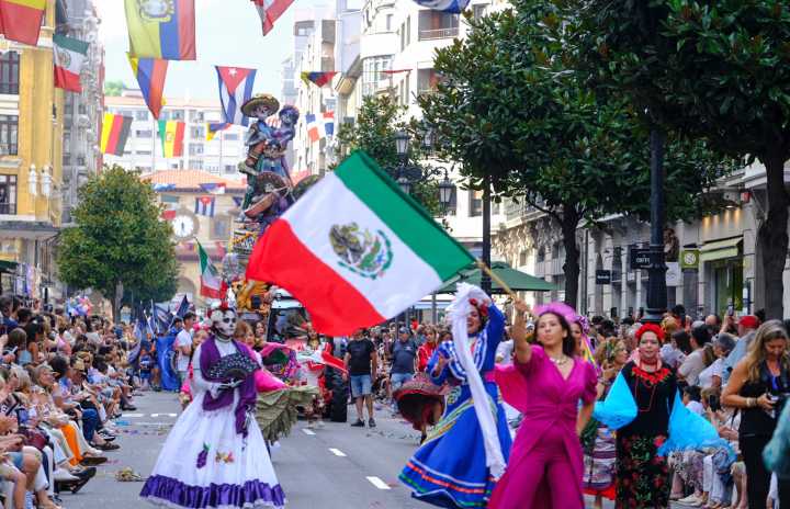Oviedo disfruta con el desfile del Día de América en Asturias