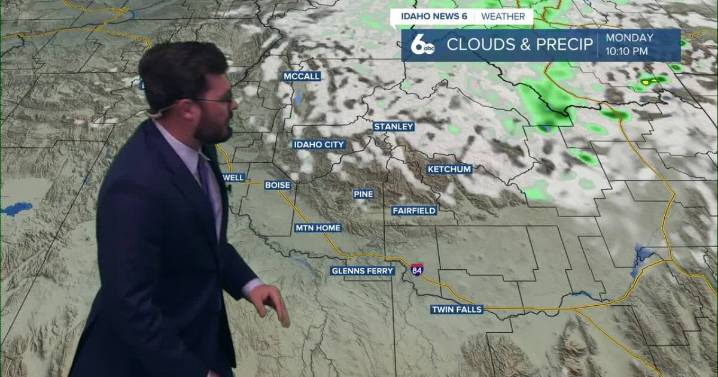 Chances of showers move in Sunday