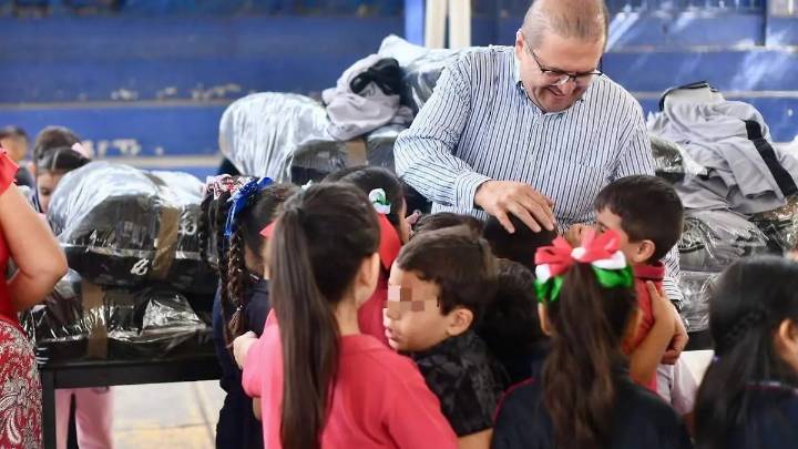 Avanza la entrega de uniformes escolares gratuitos en Parral; van 50 instituciones beneficiadas