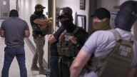 Despiden a agente de ICE que empujó y tiró a una mujer en un centro de detención de migrantes en Nueva York