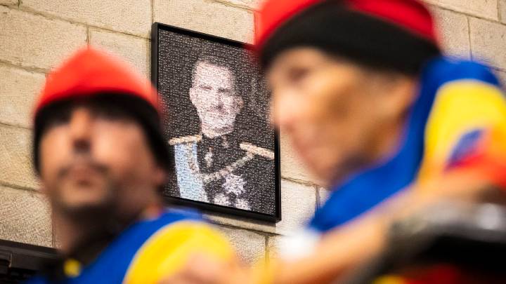 El alcalde de Gerona trampea la ley y cuelga un retrato del rey con cientos de diminutas fotos del 1