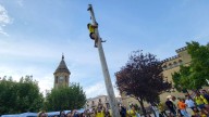 El Madero Enjabonado desafía a los valientes y las calderetas llenan de aroma las fiestas de Ayerbe